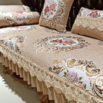 Une élégante couverture de lit beige ornée de motifs floraux et de bordures délicates, évoquant un style élégant et raffiné.