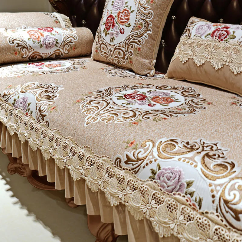 Une élégante couverture de lit beige ornée de motifs floraux et de bordures délicates, évoquant un style élégant et raffiné.