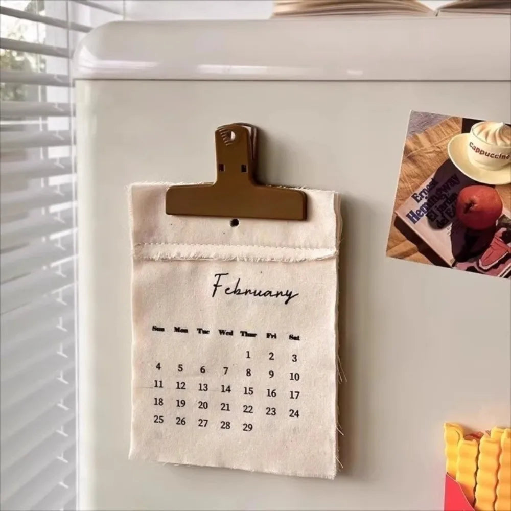 calendrier mural tissu beige minimaliste rustique 2026 clip crochet février dates opaque