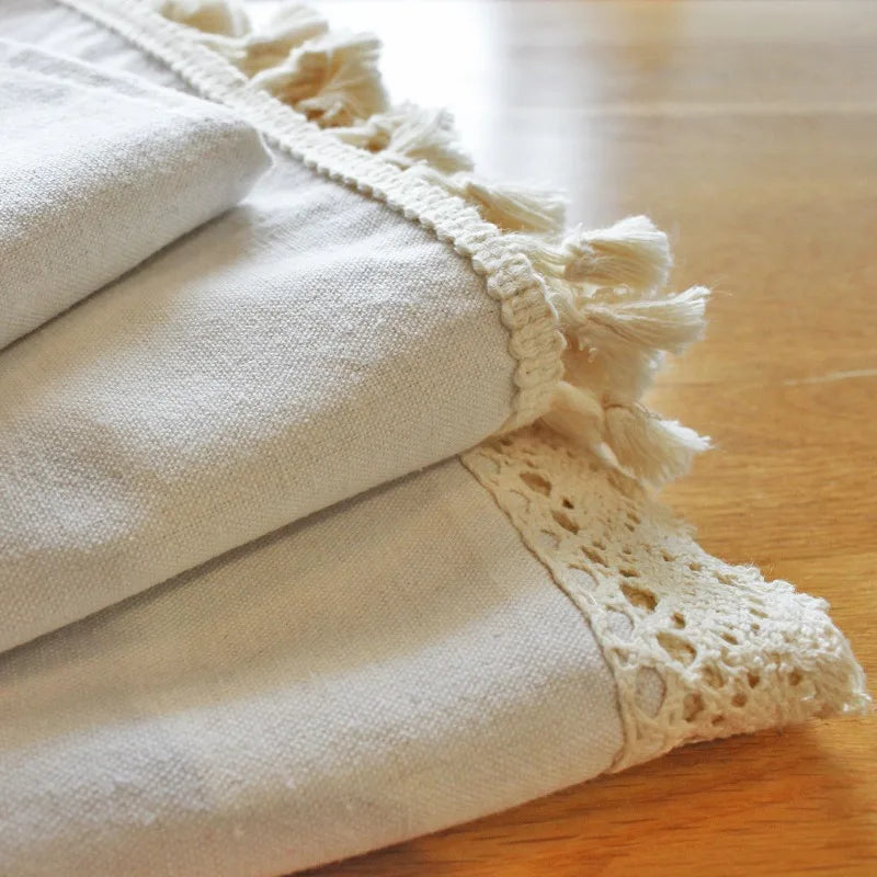 nappe beige clair classique bordure dentelle franges blanches table salon manger légèrement texturée polyester