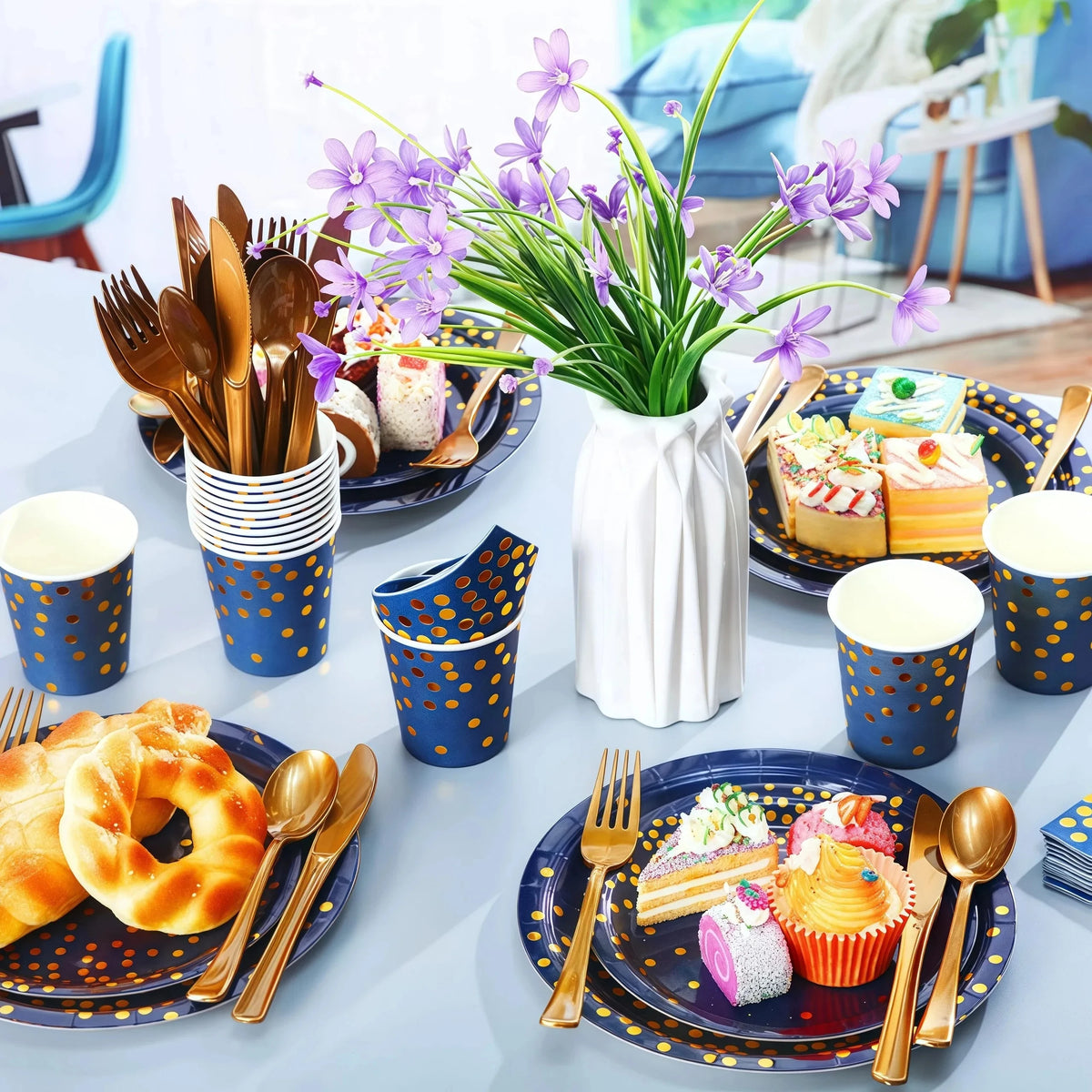 vaisselle jetable moderne assiettes bleu marine fourchette cuillère nappe dorée points festif