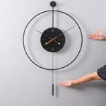 horloge murale minimaliste moderne cadran noir chiffres blancs pendule bois quartz aiguille étude salon