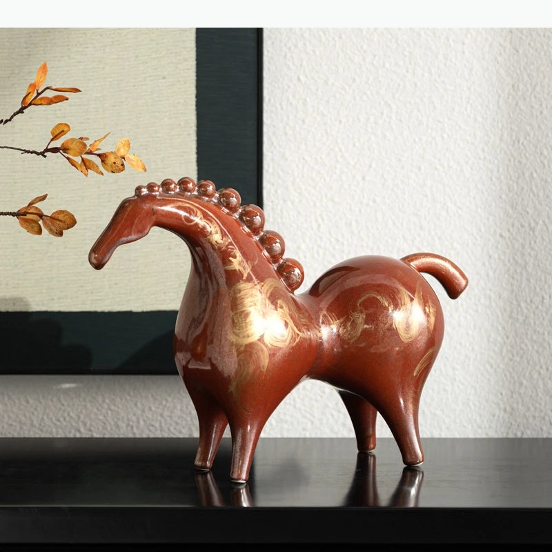 statuette cheval céramique marron rouge motifs dorés texture brillante moderne