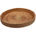 Panier de rangement en osier plateau rotin marron clair sur table en bois