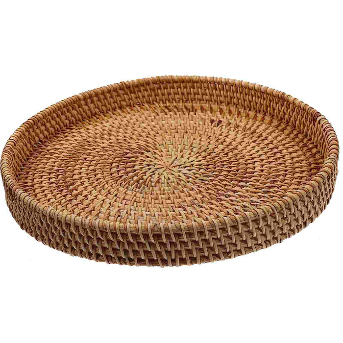 Panier de rangement en osier plateau rotin marron clair sur table en bois
