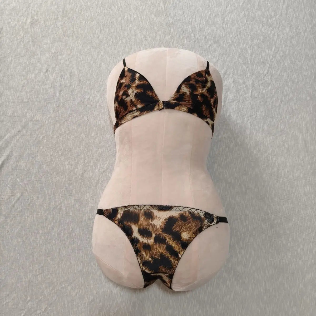 housses coussin forme corps féminin léopard velours lingerie soutien gorge triangle culotte dentelle noire
