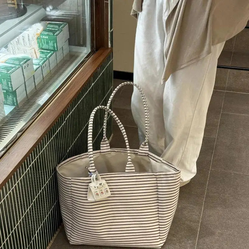 sac main blanc noir rayures horizontales poignées détachables intérieur beige casual