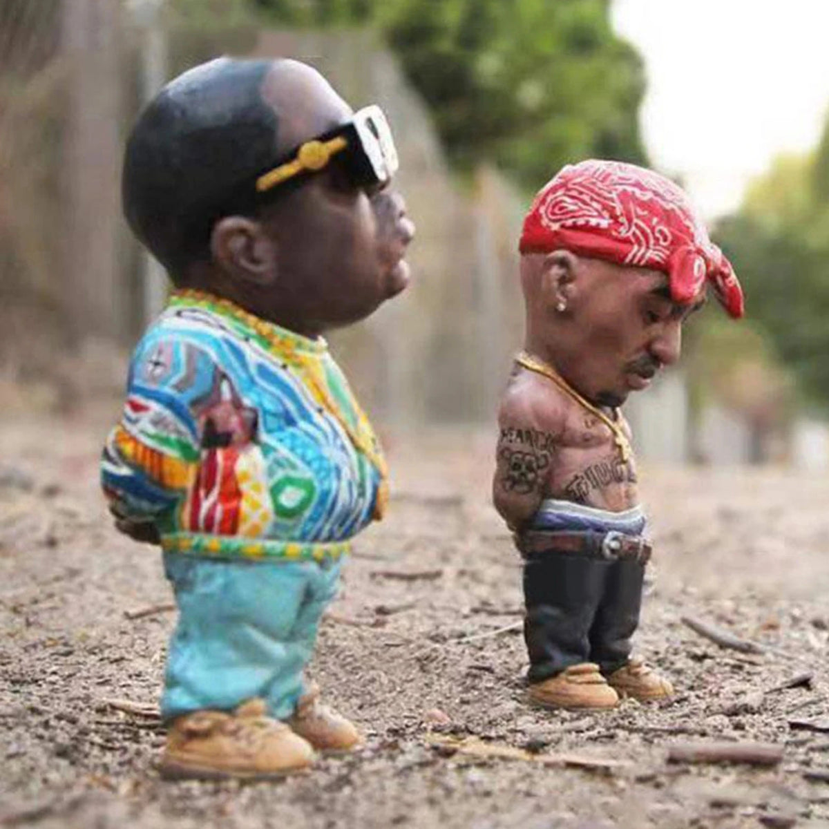 statue résine figurine tupac biggie pop art multicolore bandana tatouages chaîne dorée lunettes soleil