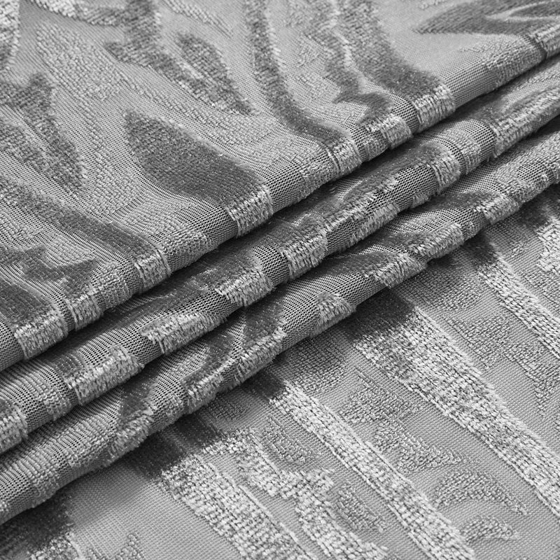Tissu décoratif gris argenté avec motifs en relief, idéal pour l'ameublement et la décoration d'intérieur, ajoutant une touche élégante et sophistiquée à tout espace de vie.