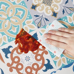 Gros plan sur des morceaux de nourriture sur un motif de surface décoratif avec des fleurs et des formes.