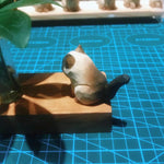statue moderne chat marron clair bois sculpté décoration intérieure minimaliste aspect géométrique