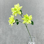 décoration intérieure bouquet fleurs artificielles soie moderne vase livres minimaliste rouge jaune