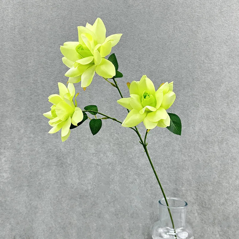 décoration intérieure bouquet fleurs artificielles soie moderne vase livres minimaliste rouge jaune