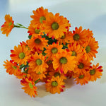 bouquets fleurs artificielles multiples pétales centre jaune vases noirs intérieur décoration mariage fêtes orangées