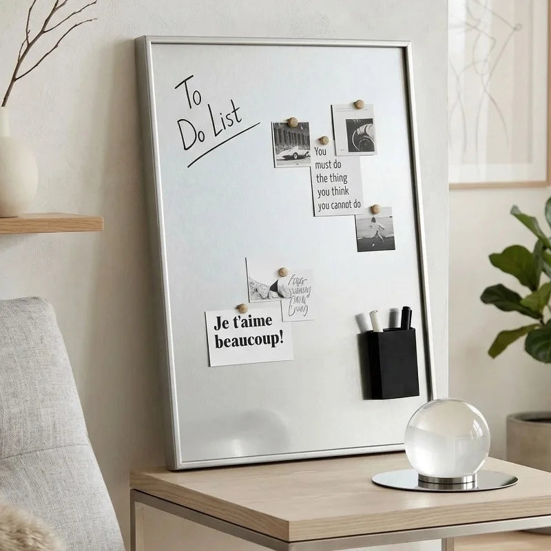 tableau blanc magnétique mural argenté moderne stylos accessoires décoration salon