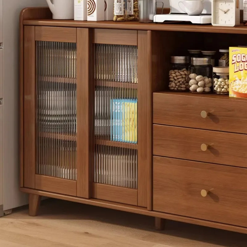 meuble cuisine chêne foncé tiroirs verre coulissant rangement vin horloge plante livres