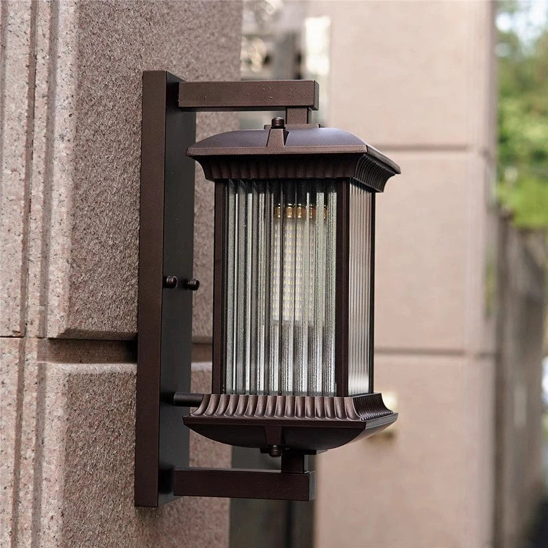 lampe murale classique marron foncé texture mat grille protection ampoule éclairage quotidien flux lumineux