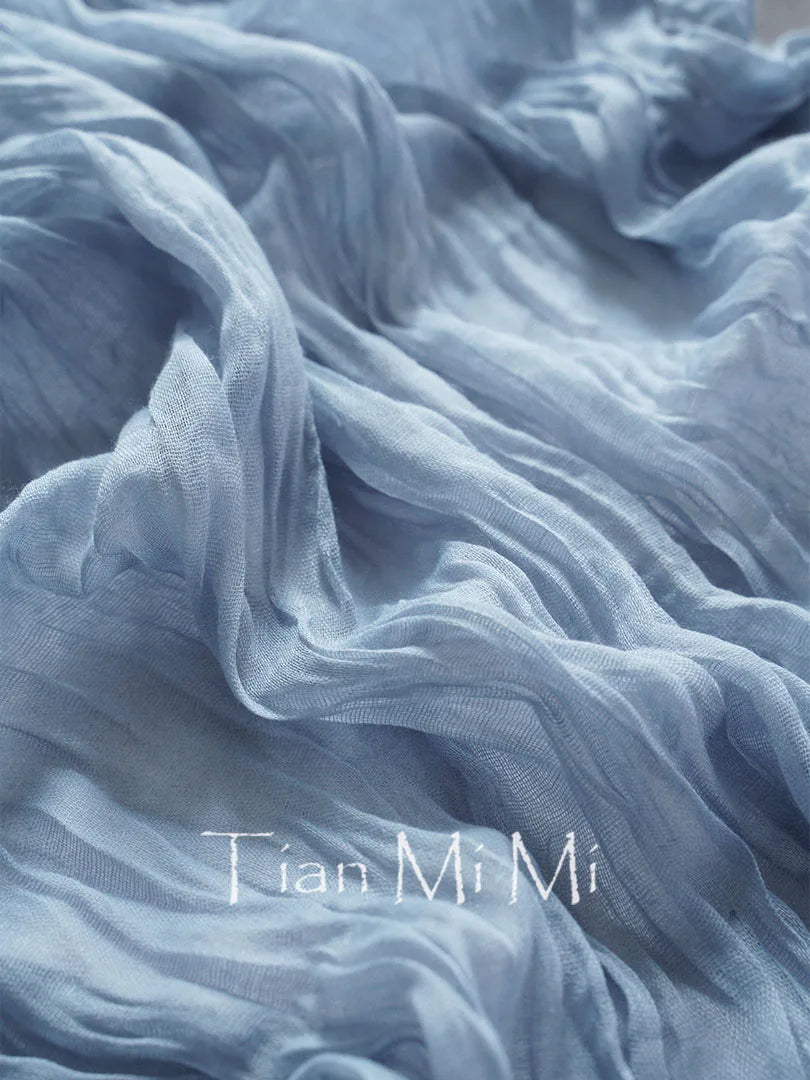 L'image montre un tissu soyeux et ondulant, avec le texte "Tian Mi Mi" cousu dessus, créant une texture fluide et enveloppante.