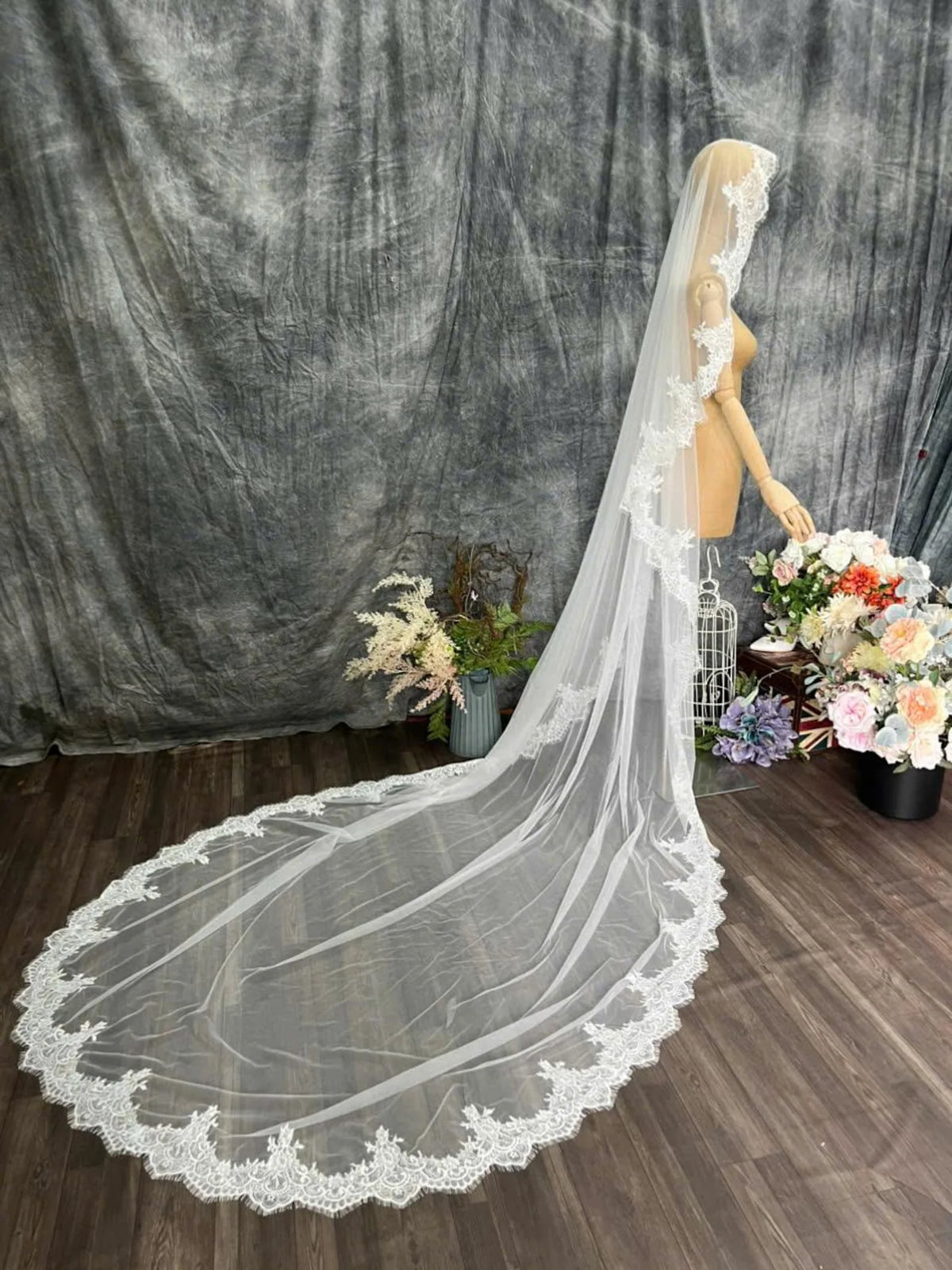 voile mariée dentelle blanc motifs floraux bord festonné classique élégant translucide