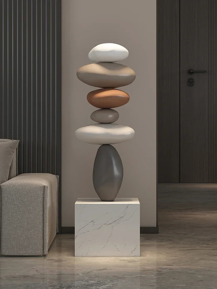 décoration intérieure sculpture pierre équilibrée socle marbre nuance beige contemporain minimaliste salon chambre