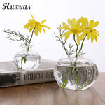 Vase grenade en verre blanc sur table