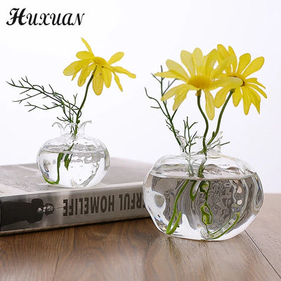 Vase grenade en verre blanc sur table