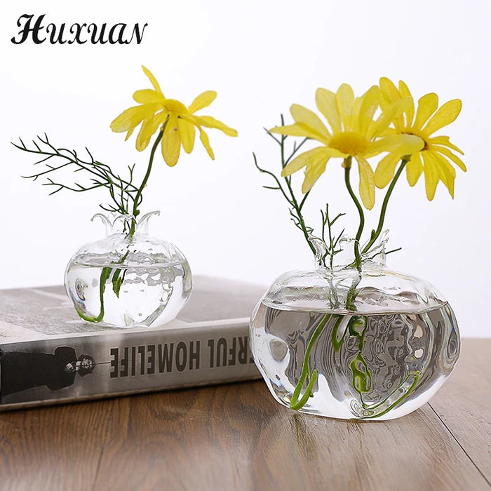 Vase grenade en verre blanc sur table