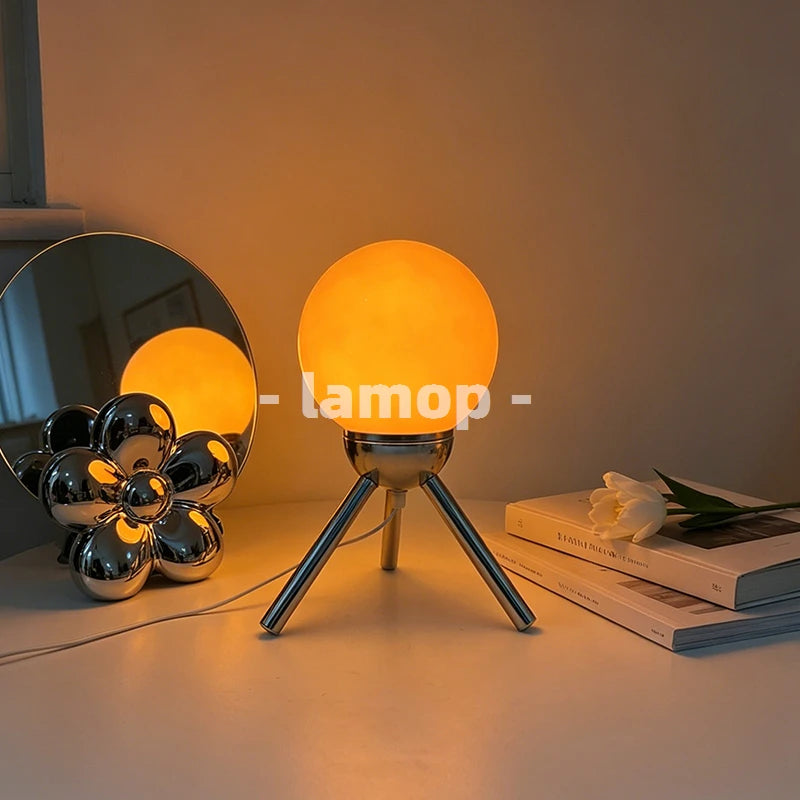 lampe table moderne minimaliste orange sphérique brillante trépied led flux lumineux faible certification rohs