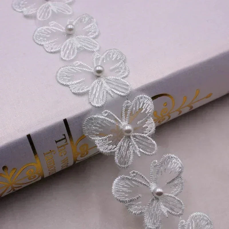 ruban decoratif brodé papillons mariage blanc rouge opacité broderie fine couture 1yard