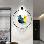 Horloge murale rétro noire dans une chambre à coucher moderne