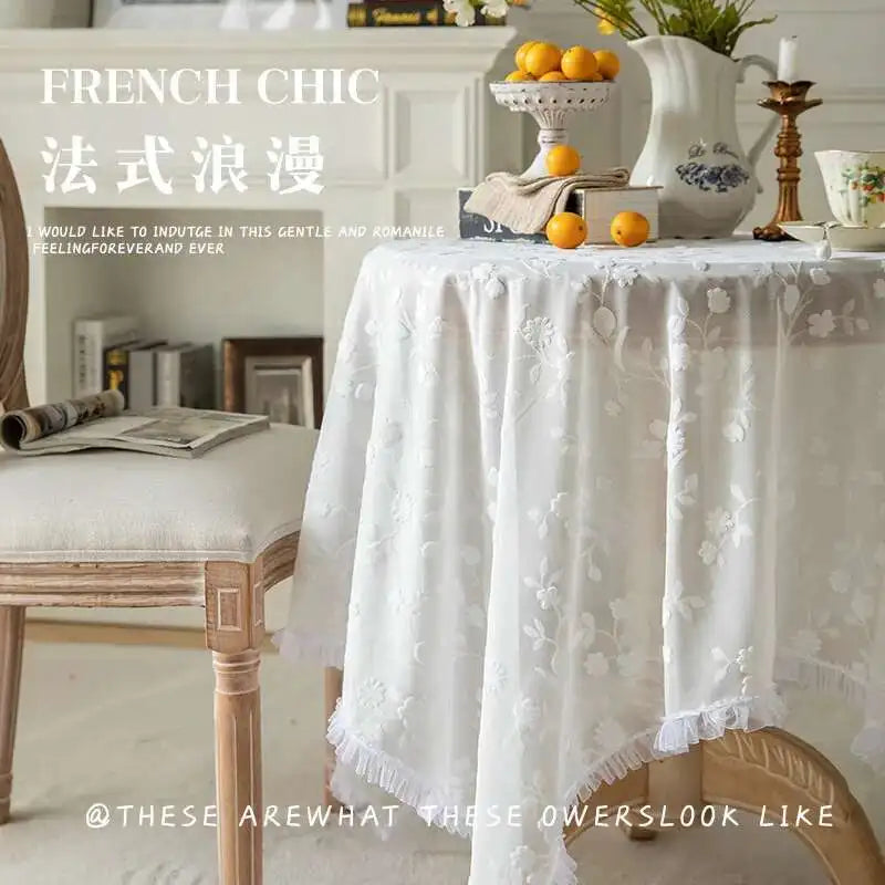 nappe table blanche dentelle fleurs brodées chic mariage décoration intérieure banquet fête romantique