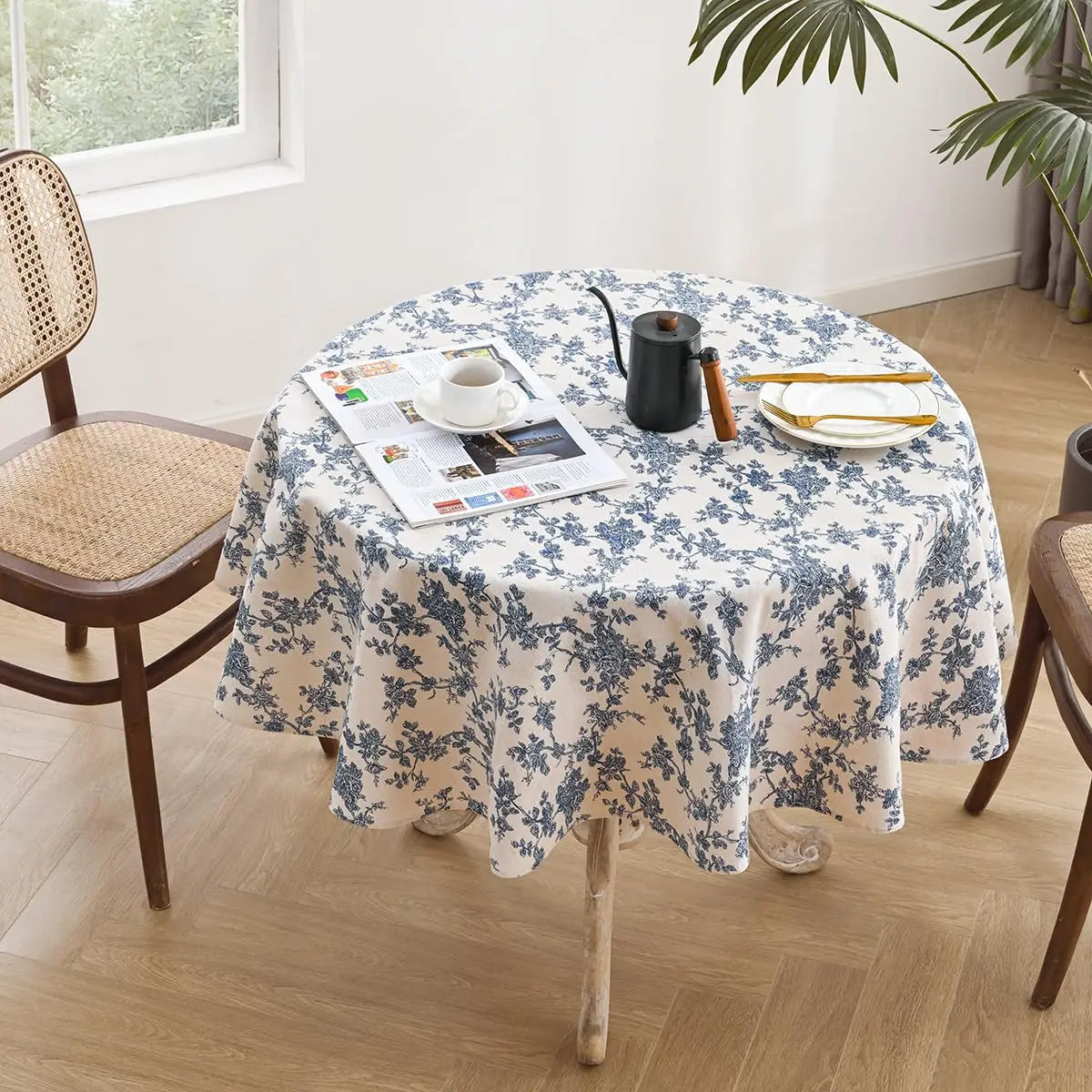 nappe ronde fleur bleue fond beige table classique mariage fêteextérieur