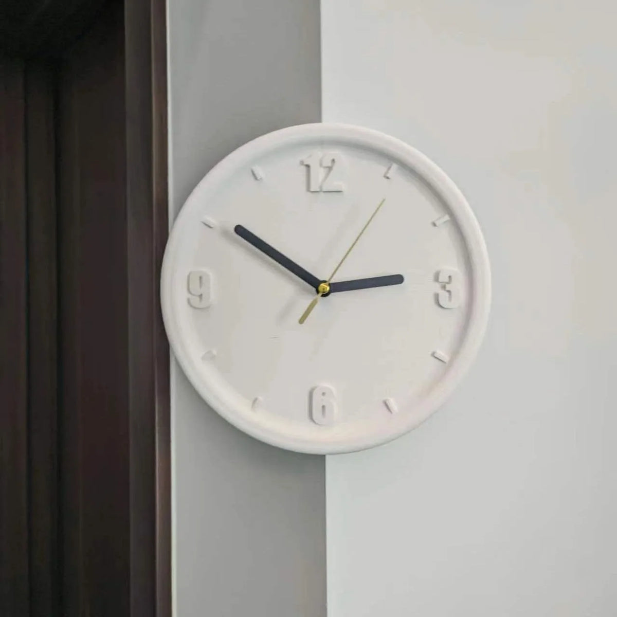 horloge murale rouge moderne aiguille quartz résine fixée sans perforations silencieuseDecorationMurale