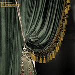 rideau velours vert foncé plissé classique opulent fenêtre française pompons dorés