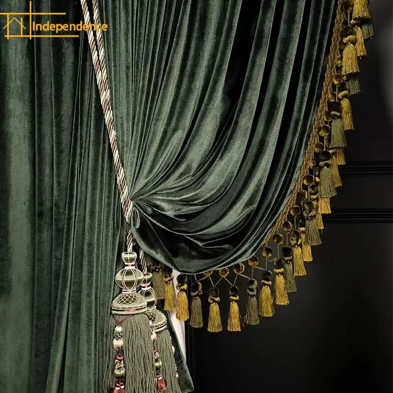 rideau velours vert foncé plissé classique opulent fenêtre française pompons dorés