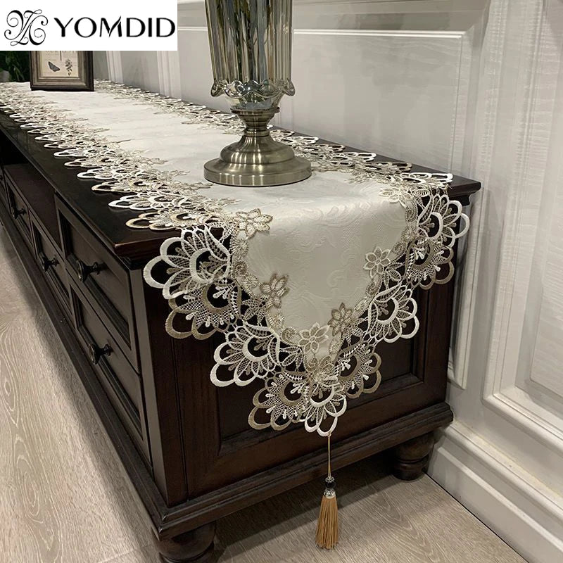 chinois artisanal brodé fleur polyester blanc beige classique élégant pompon table maison