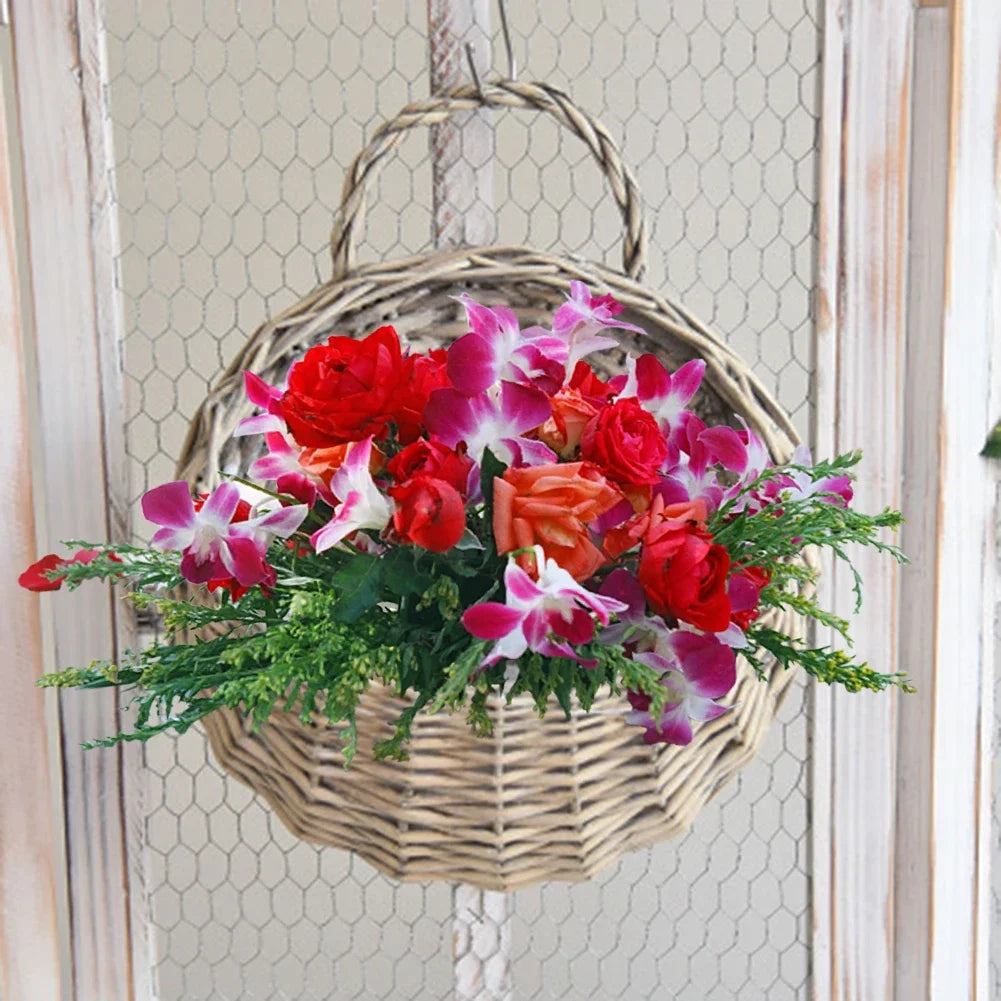 Vue de détail du tissage artisanal du panier en rotin