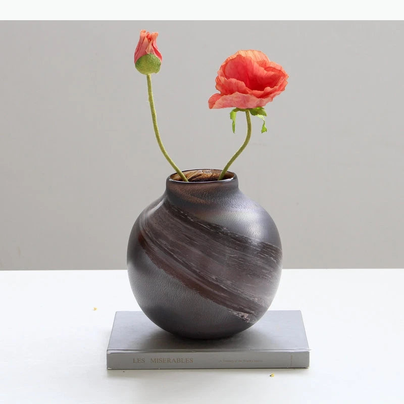vase rond verre peint marron beige orange rouge vert motifs abstraits rayures translucide tableDecoration