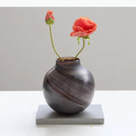 vase rond verre peint marron beige orange rouge vert motifs abstraits rayures translucide tableDecoration