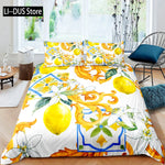 Housse de couette jaune dans une chambre décorée avec des plantes