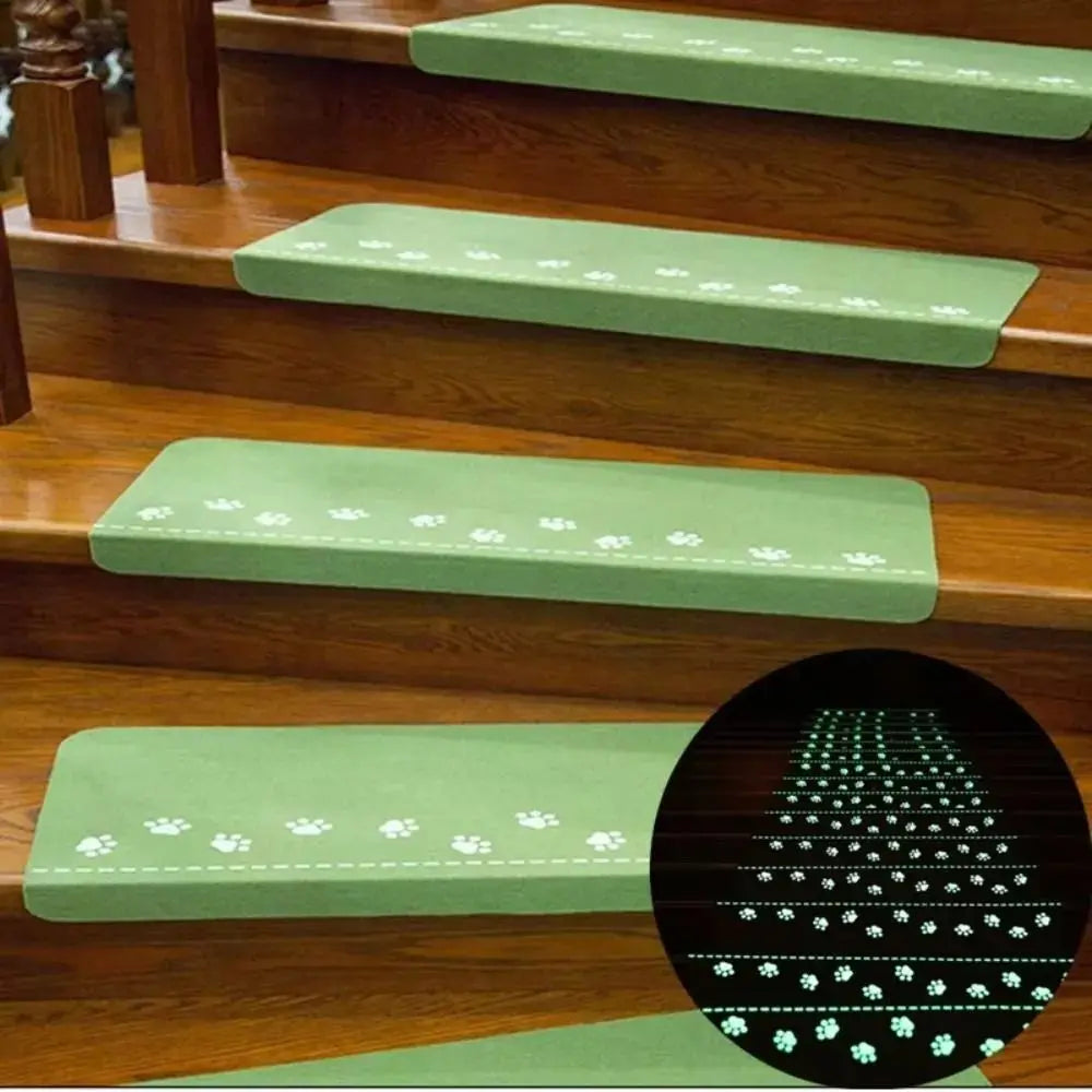 tapis marches escalier phosphorescent motif patte duveteux adhésif vert marron ludique chambre durable
