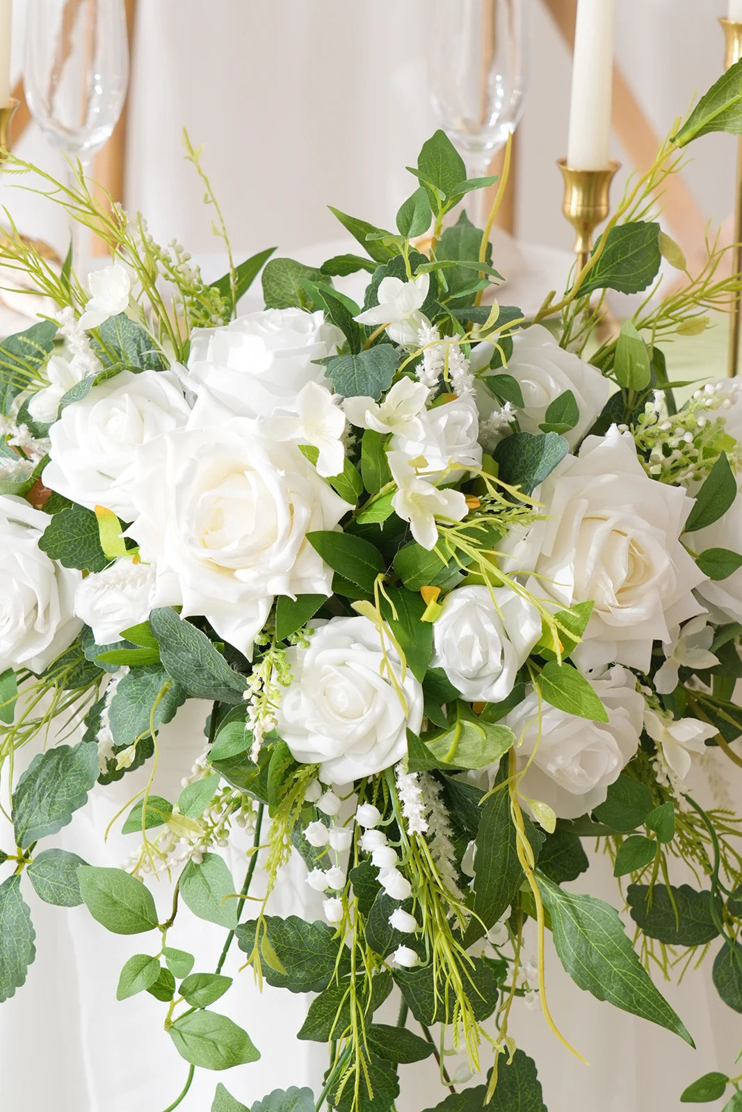 décoration romantique table mariage fleurs artificielles roses feuilles vertes bougies