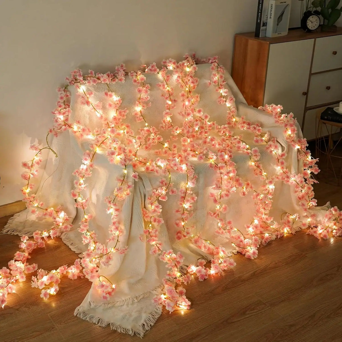 guirlande lumineuse fleurs artificielles rose clair blanc moderne décoration intérieure chambre anniversaire 2m 20led