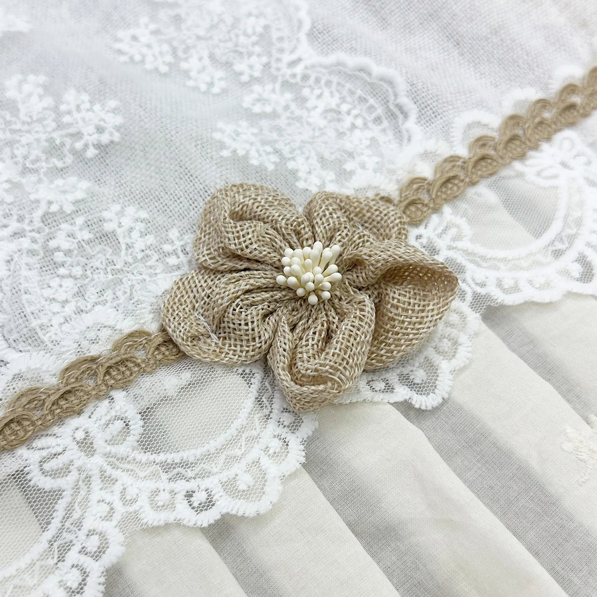chambranle table vintage dentelle carreaux blanc beige mariage fêteextérieur rusticemode pastoral