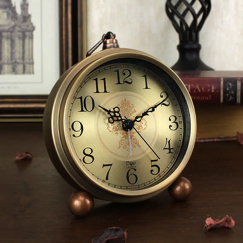 horloge table vintage or floral chiffres noirs pieds sphériques métal classique decoration interieur autre