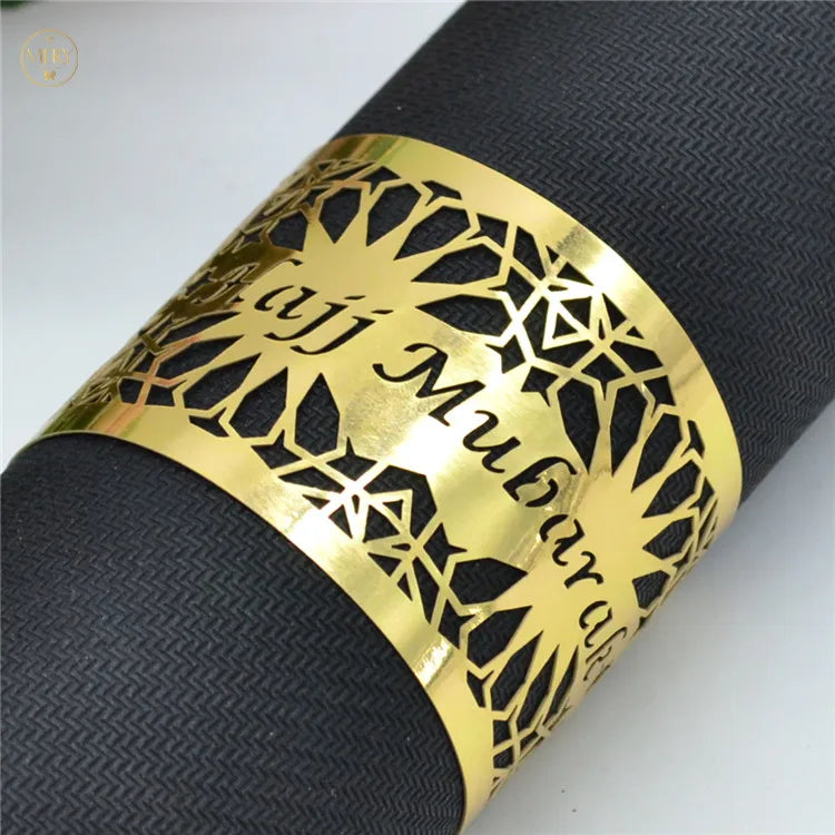 Ronds de serviette Hajj Mubarak en argent sur table décorée