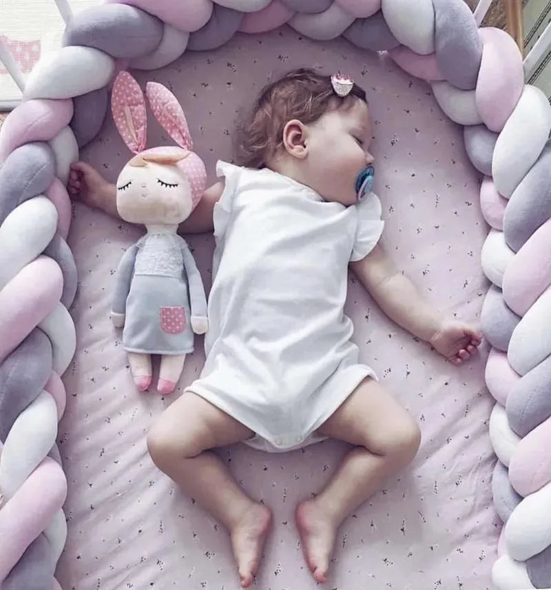 protège matelas tressé lit bébé rose gris velours doux pastel enfant decoration chambre cushion