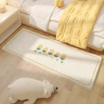 Le tapis de sol avec motif de fleurs jaunes crée une ambiance chaleureuse et agréable dans cette chambre au style épuré.