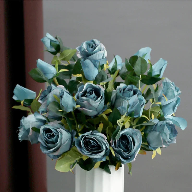 décoration maison bouquet fleurs artificielles roses ouvertes feuilles vertes réaliste anniversaire mariageintérieur