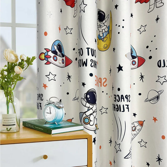 Rideaux pour enfants thème espace avec motifs d'astronautes, vaisseaux spatiaux et planètes. Décoration idéale pour chambre d'enfant passionné par l'aventure spatiale et l'exploration de l'univers. Créez une ambiance ludique et éducative avec ces rideaux colorés et amusants. Accessoire parfait pour personnaliser et égayer l'espace de vie des petits explorateurs.